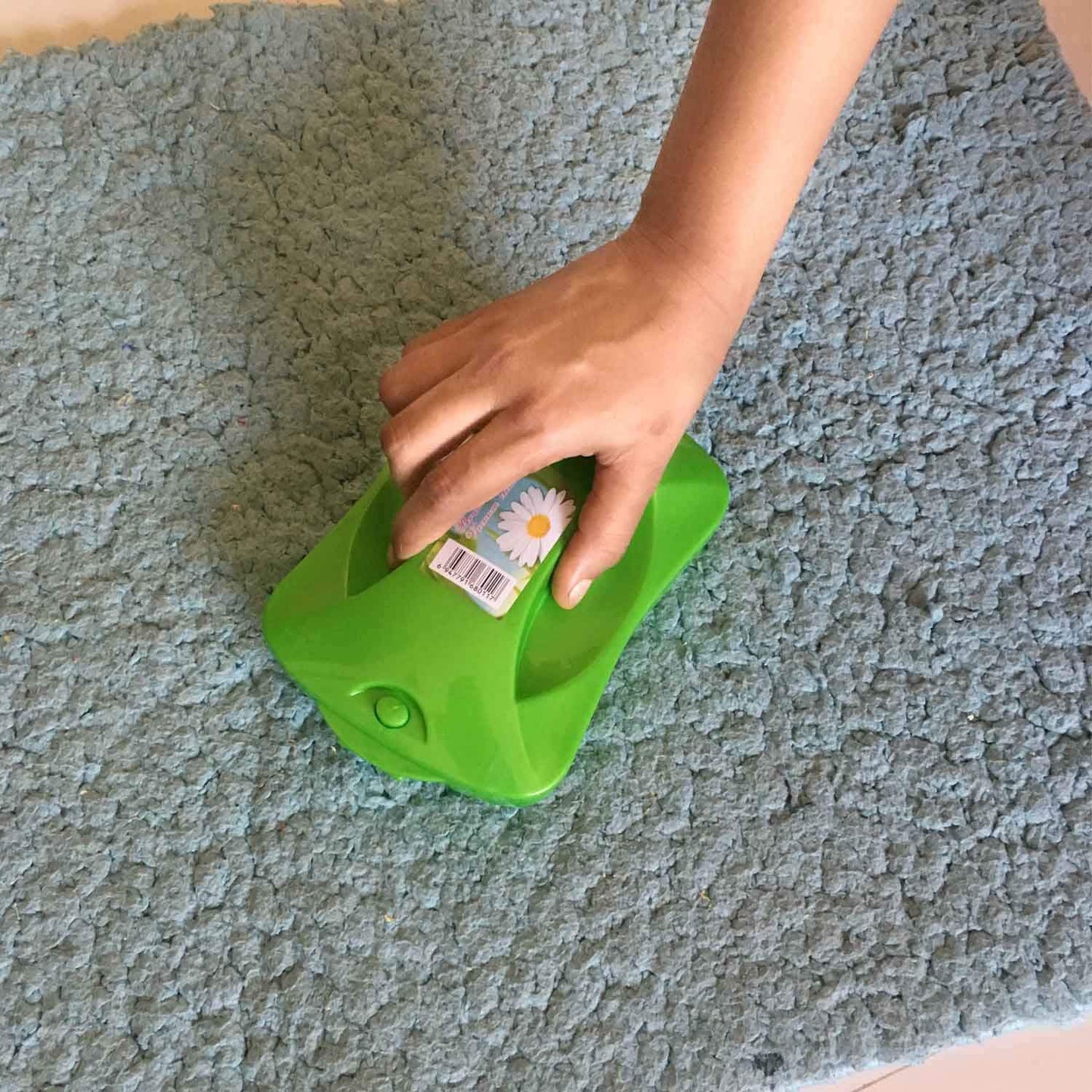 6230a – Plastic Handheld Carpet Roller Brush with Dust Collector