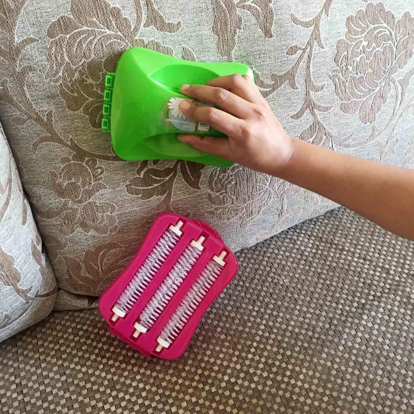 6230a – Plastic Handheld Carpet Roller Brush with Dust Collector